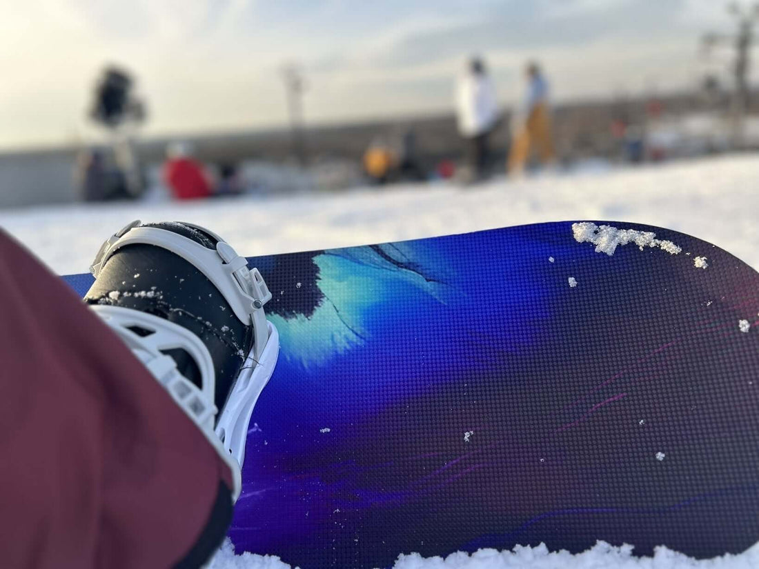 Snowboard with snowboard binding 