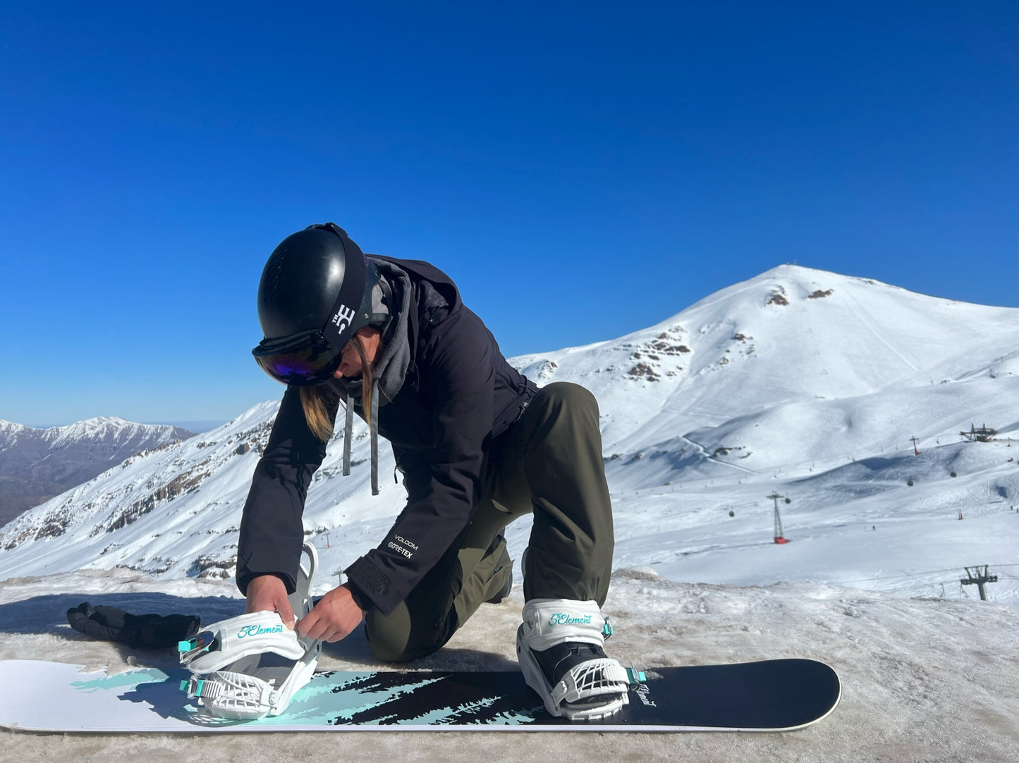 5th Element Mist Womens Snowboard - Strapping in
