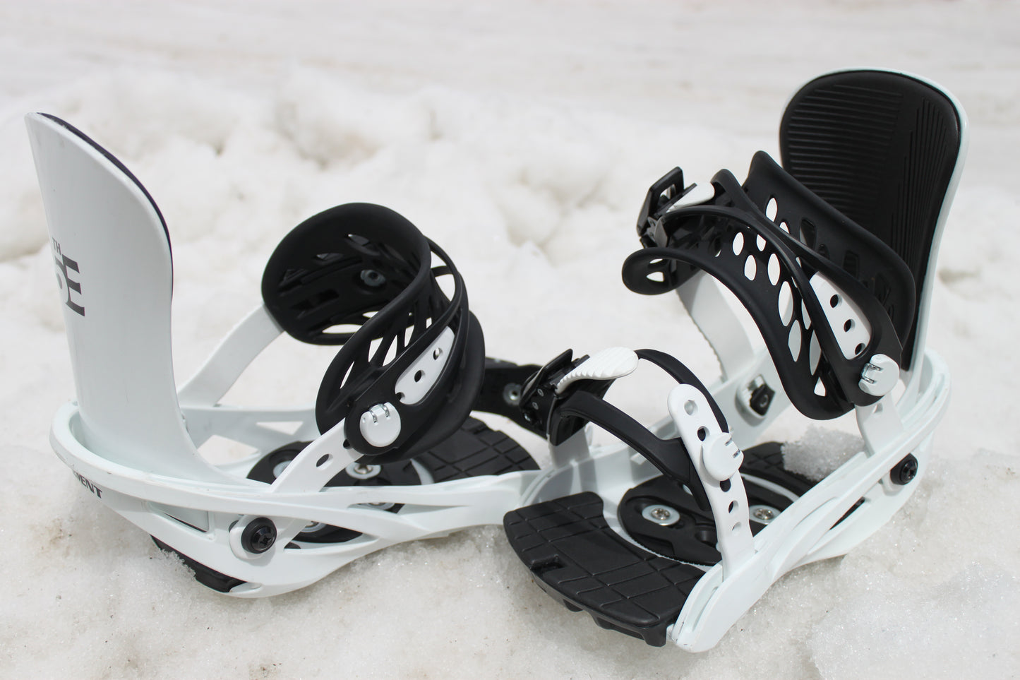5th Element Covert Snowboard Bindings White/Black - On Snow