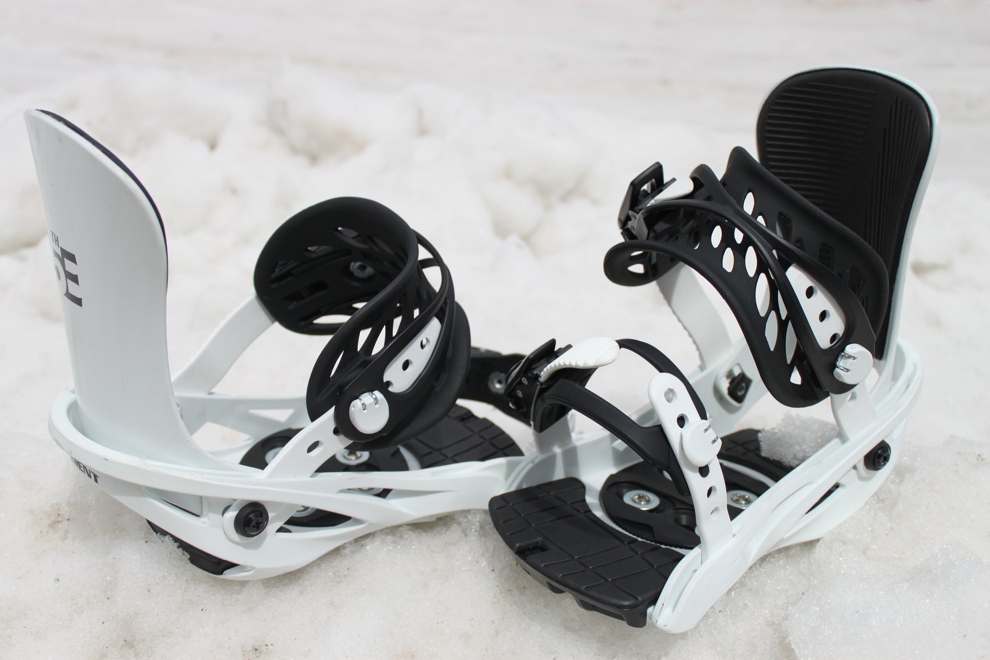 5th Element Covert Snowboard Bindings White/Black - On Snow