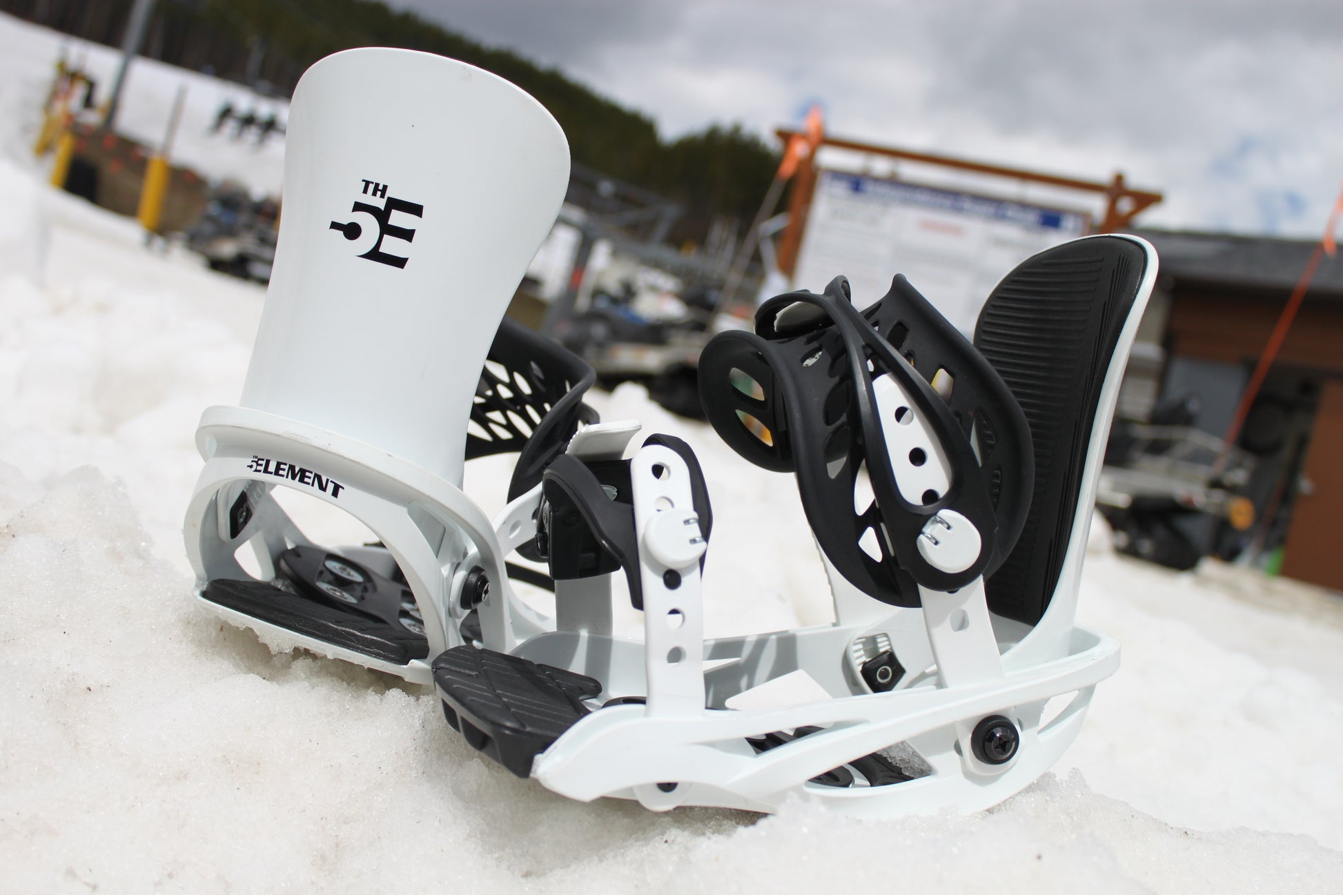 5th Element Covert Snowboard Bindings White/Black - Lifestyle